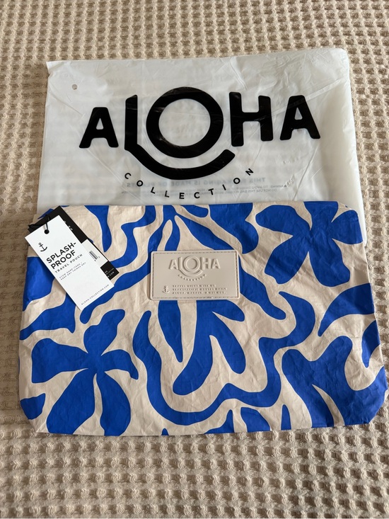 ALOHA Collection Handbags - NWT ALOHA Collection Mid Pouch
